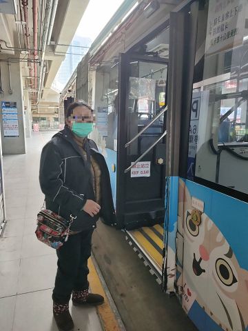 女搭錯車急下站陌生街景好茫然　暖警伸援助返家