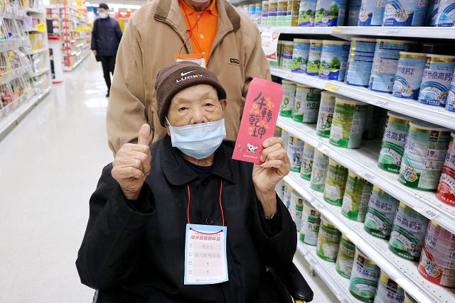 1整年僅去1次大賣場! 弘道伴九旬爺開心買年貨