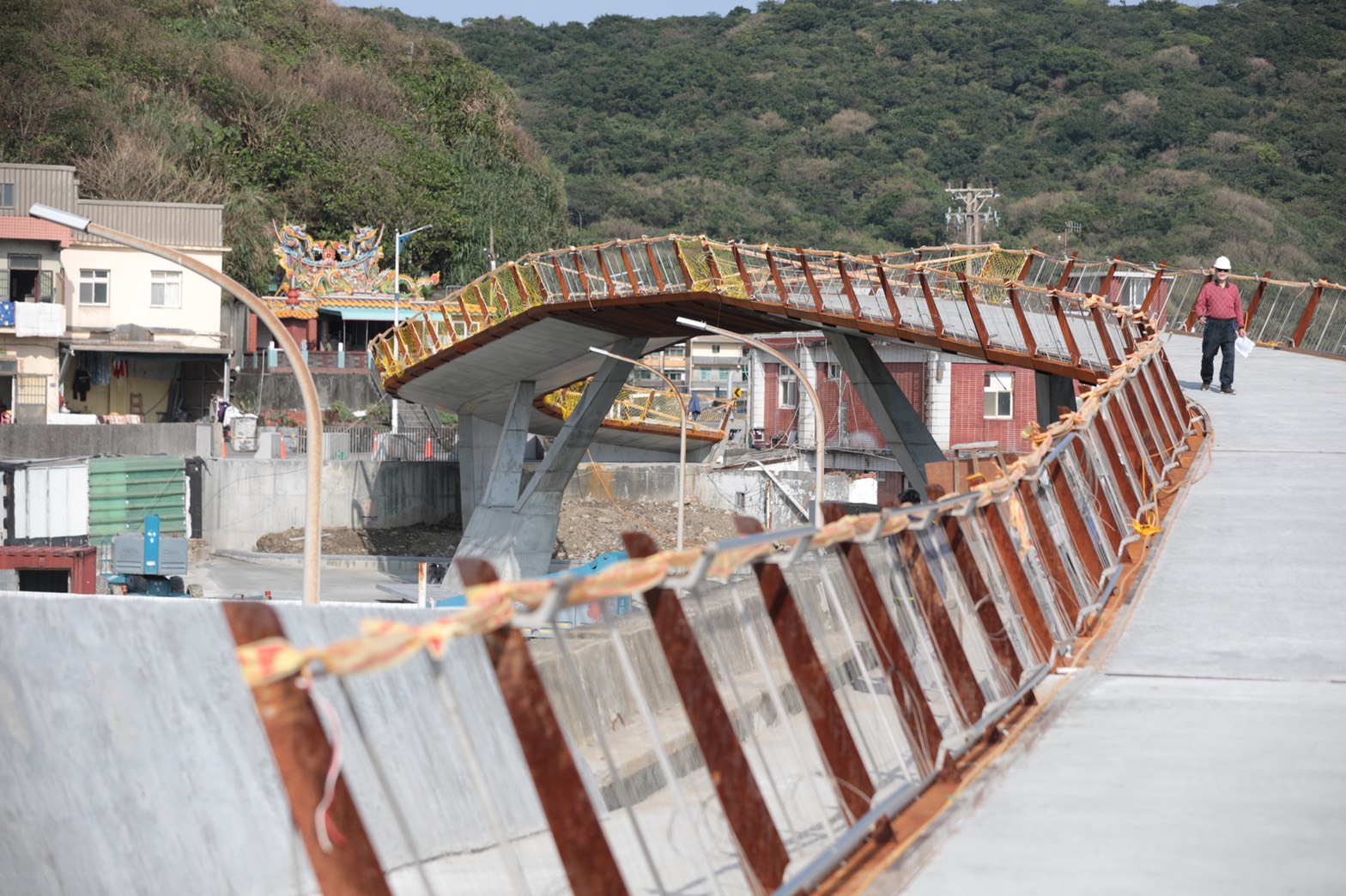 視察望海巷跨海景觀橋工程 林右昌：全台最美跨海鐵馬道即將完工