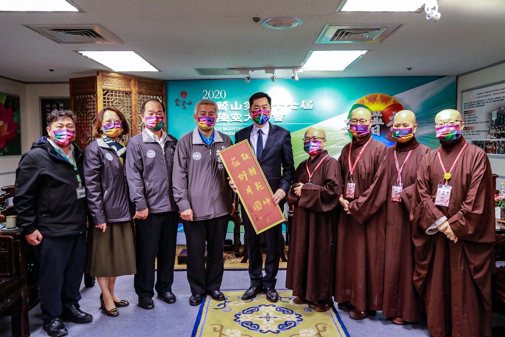 靈鷲山牛年春聯 心道法師親題「扭轉乾坤 花好月圓」