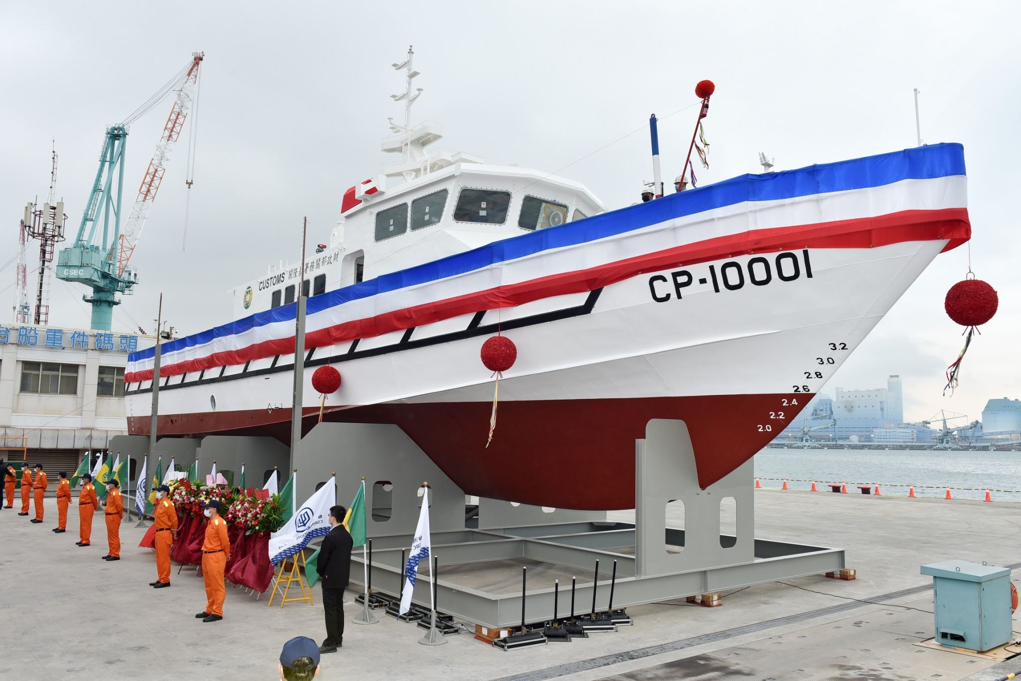 海關新造100噸級巡緝艇首艘命名暨下水 陳其邁：厚實高雄造船產業競爭力