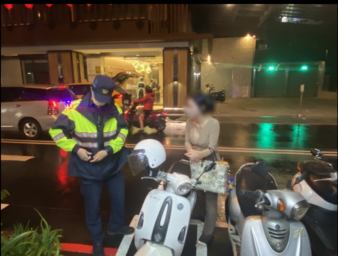 失愛車好心急 警細心推敲雨中濕身助尋獲