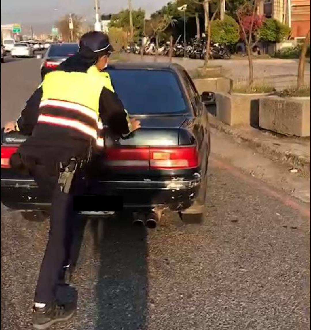 綠燈了車子怎麼不動 警火速排除恢復順暢