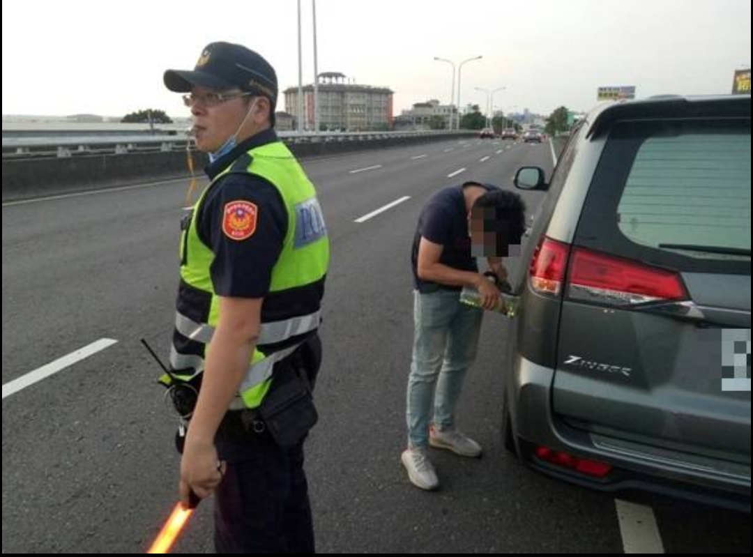 霧警即時協助中投公路車輛沒油顧路  防止追撞