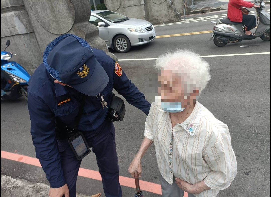 白髮阿嬤買菜迷航  暖警攙扶護送返家