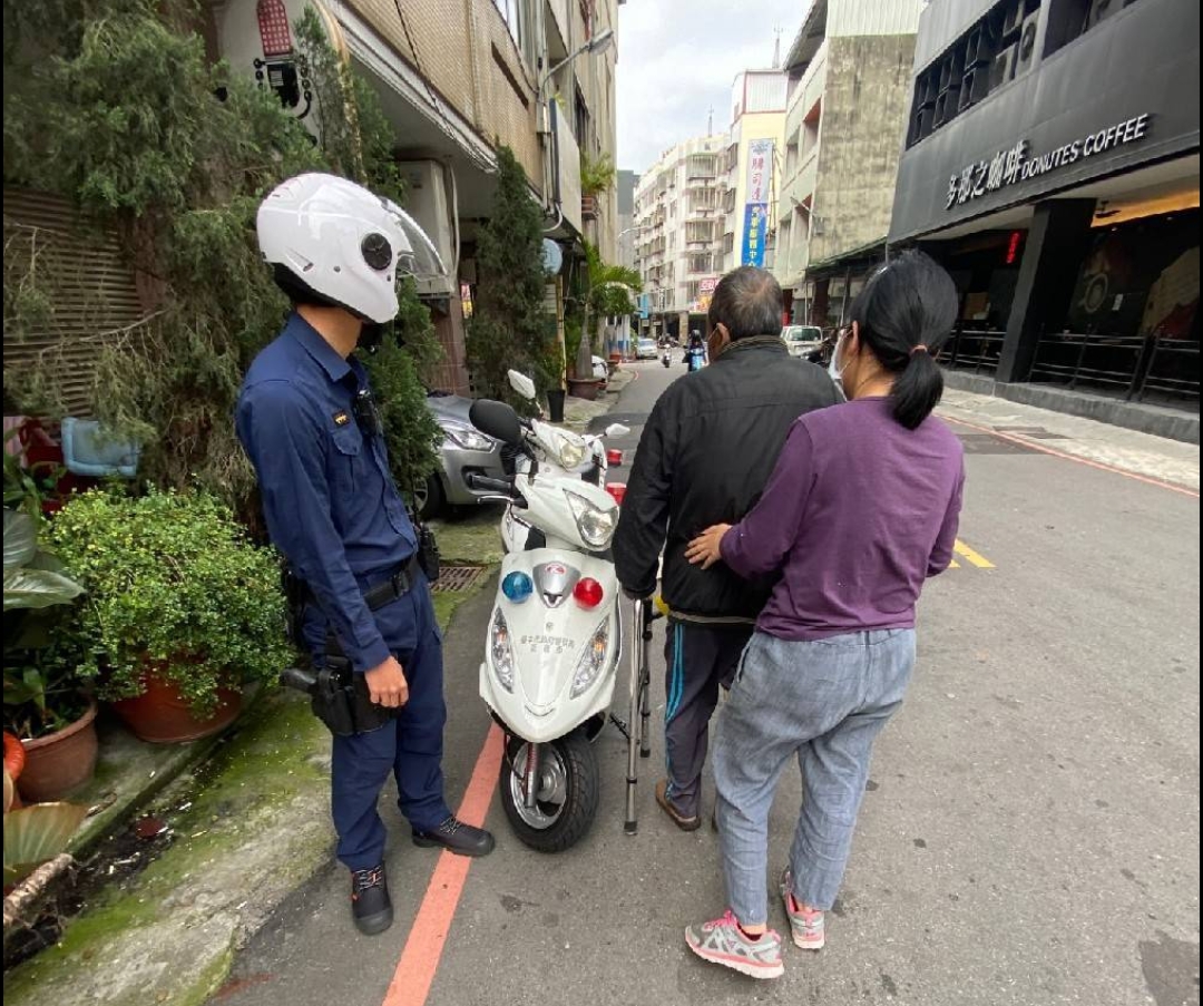 迷途老翁神情憔悴坐路旁 中警溫馨關懷助返家