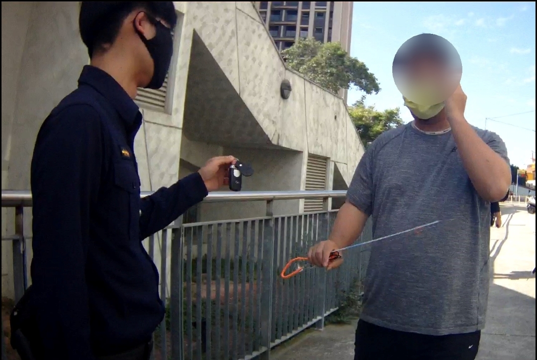 好準！手一滑鑰匙命中水道孔 警伸縮自如助脫困