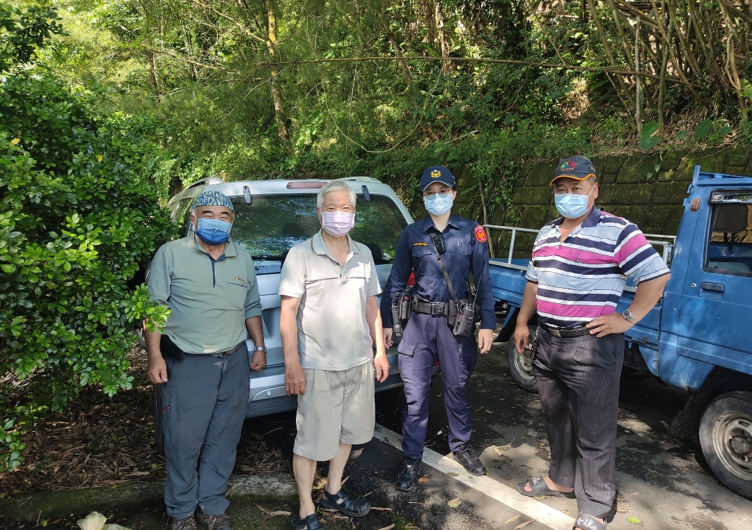 車輛卡陡坡動彈不得  警奮力推車助脫困