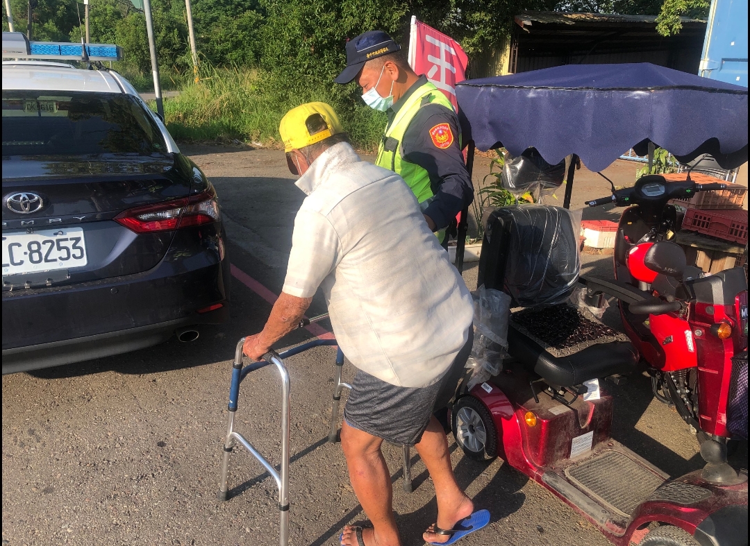 九旬翁電動車沒電卡路中 大雅警道路救援助其返家