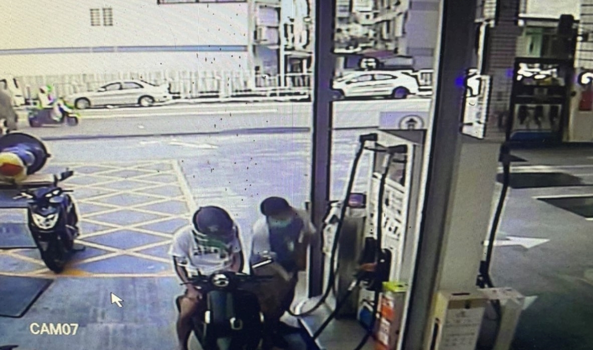 莫名出現”4個小朋友” 加油員找警察處理被讚爆 莫名出現”4個小朋友” 加油員找警察處理被讚爆