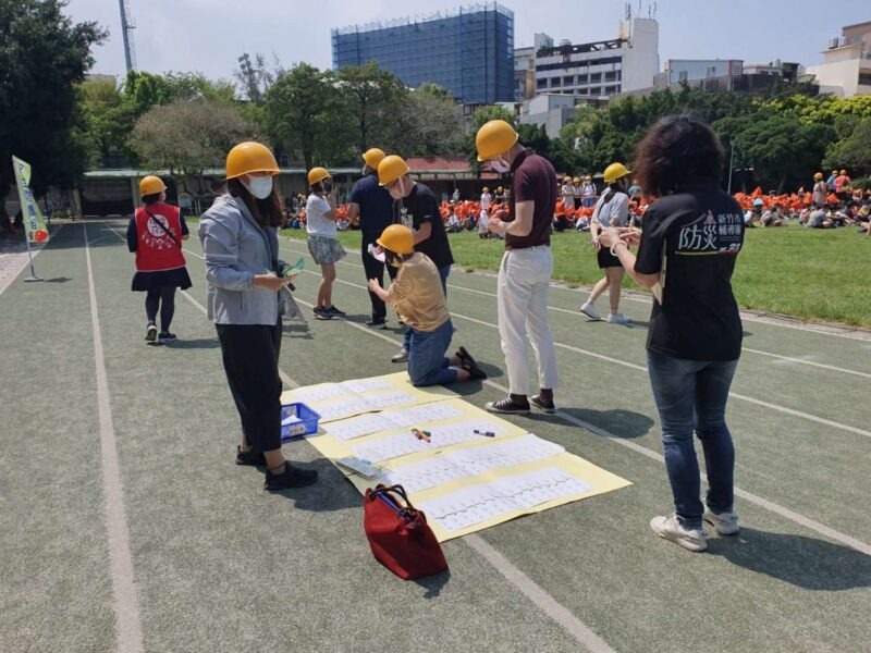 防疫不忘防災  市府啟動「無預警地震防災演練」民富國小師生應變迅速確實