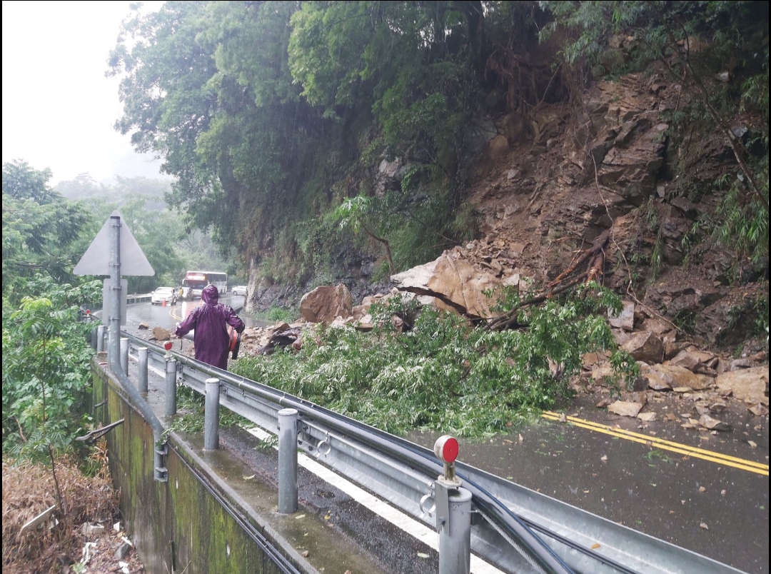 和平區台8線31K土石崩塌 谷關警緊急交管維護安全