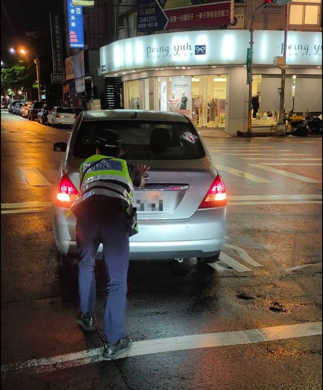 故障車卡十字路口 浩克霧警推離避險