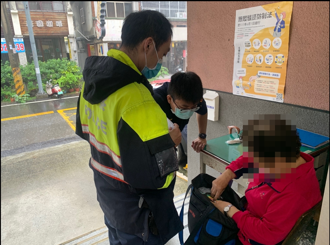 婦人大雨中遺失包包 潭北頭家警聯手主動助尋回