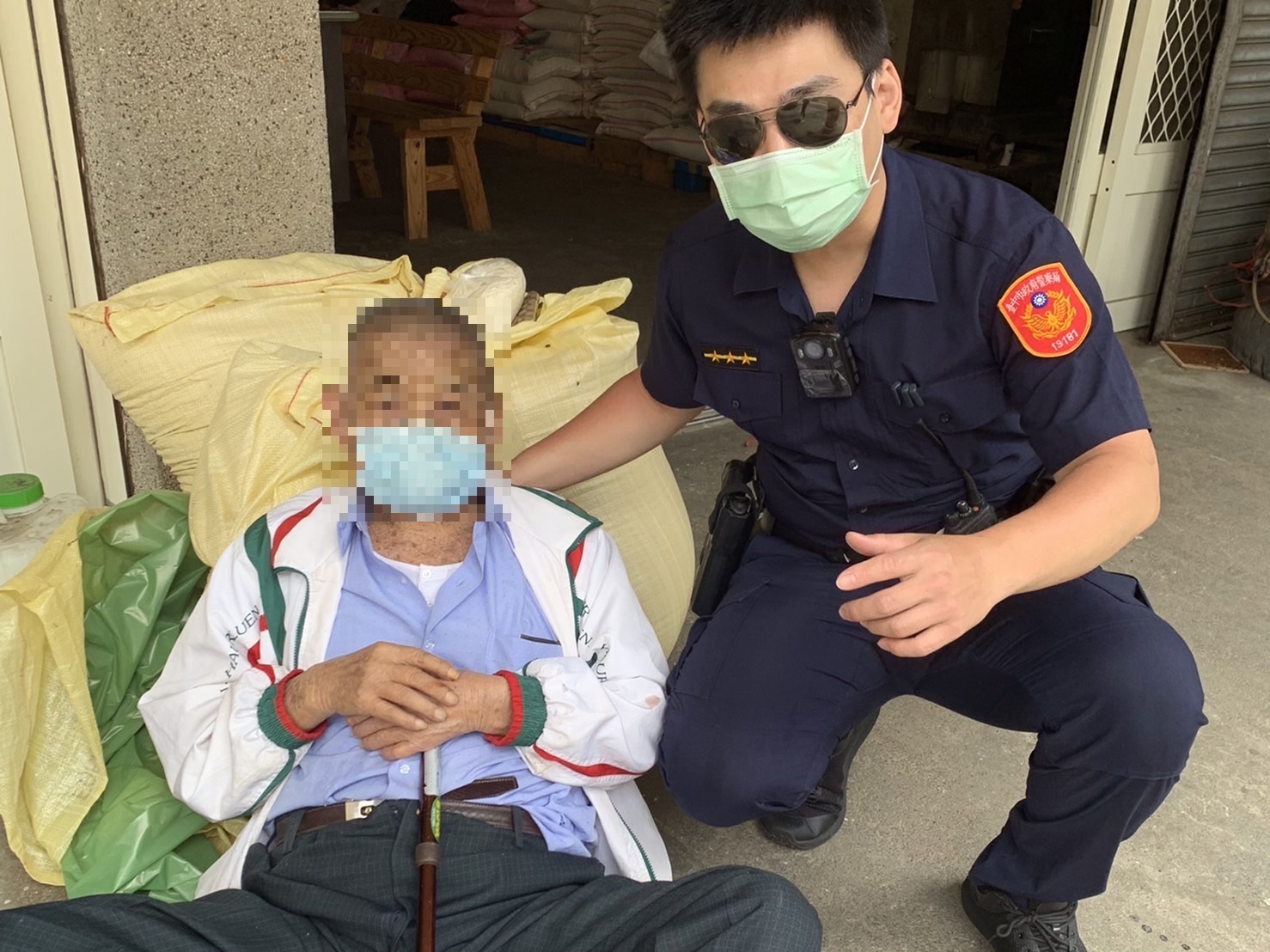 八旬老翁跌坐路邊無力起身 警獲報後即刻救援 八旬老翁跌坐路邊無力起身 警獲報後即刻救援