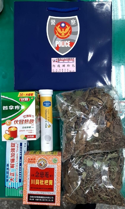 疫情嚴峻 學甲警友辦事處與學甲警局共組關懷小組 發送防疫關懷包與防疫酒精噴霧槍