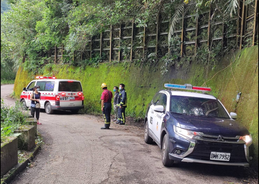 登山客駕車下坡路段會車  不慎衝下山谷