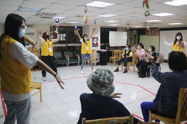弘光老福系師生「環台義智」 設計活動 帶給關懷據點長輩歡樂 弘光老福系師生「環台義智」 設計活動 帶給關懷據點長輩歡樂