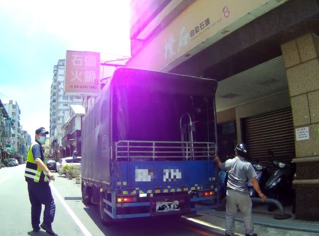 3噸半貨車拋錨車道　警民合力排除道路障礙