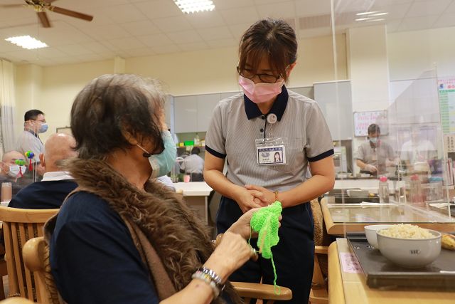 從家屬成志工　彭德豐薩克斯風膚慰日照長輩