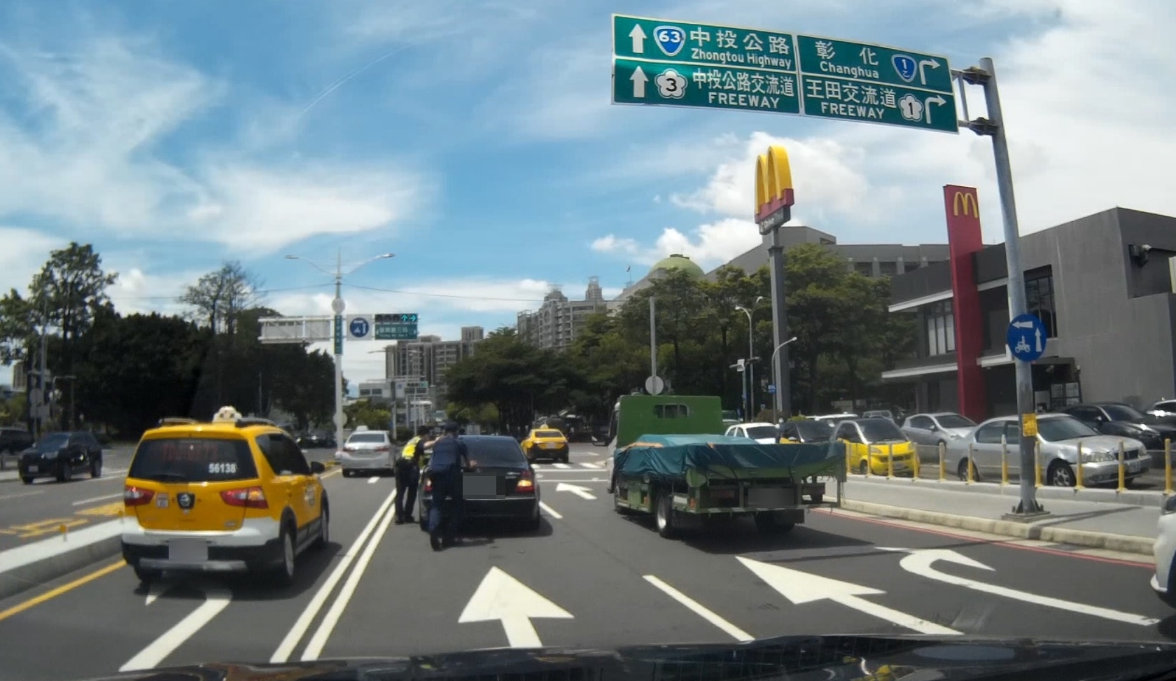 愛車拋錨求援好驚險 幸遇暖警推車神救援