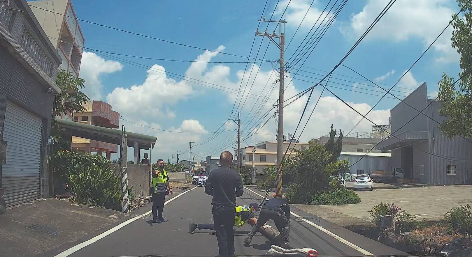 電線桿倒路中央阻礙交通  霧峰警民合作協力排除