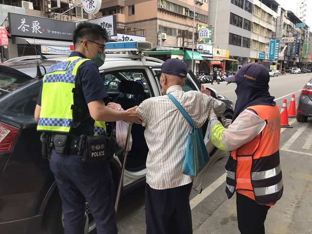 九旬老翁跌坐路旁　警民合作助其返家