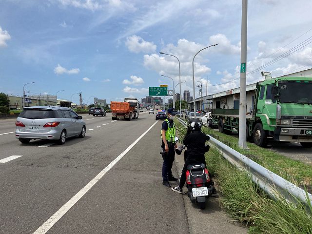 白牌機車誤闖快速道路 中四大墩警即刻救援NO Problem