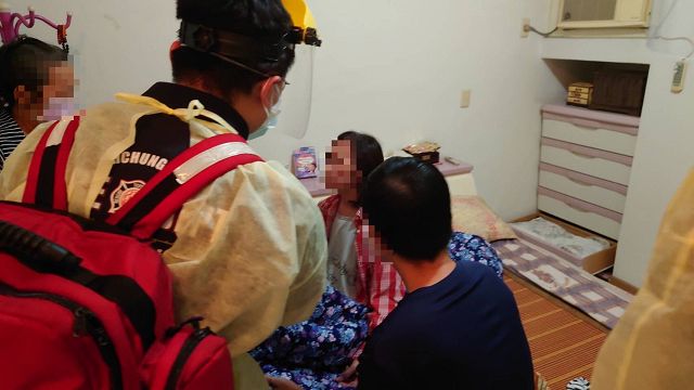 老婦人遭反鎖困屋內　中四南屯警消破門急救助