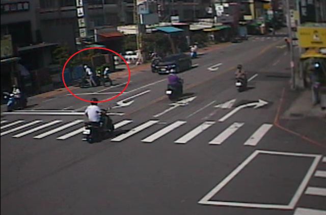 停紅燈突暈摔車　警跟車護送返家