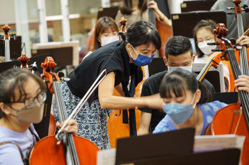 指揮廖國敏即將以馬勒交響曲　國際青少年管弦樂團