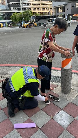 光著腳丫在路口呆望　警機警助失智婦返家