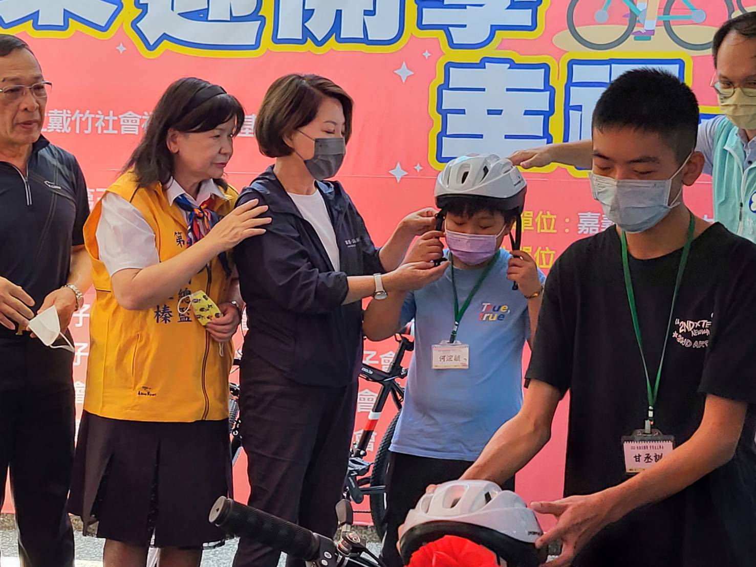 獅友贈單車、頒助學金　家扶學童快樂迎開學