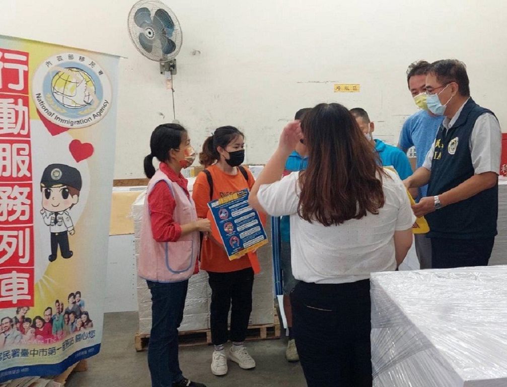 「移」定要注意 移民署走訪工廠宣導拒來歷不明豬肉製品