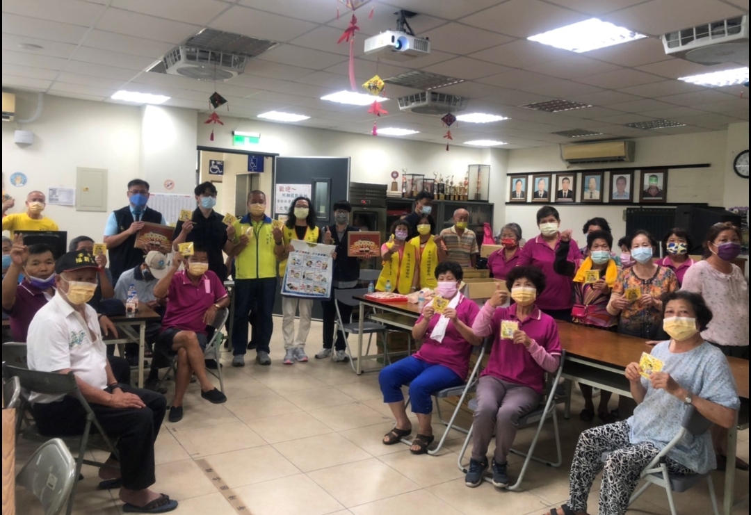 樂齡長輩玩遊戲 霧警宣導防詐要領要牢記 樂齡長輩玩遊戲 霧警宣導防詐要領要牢記