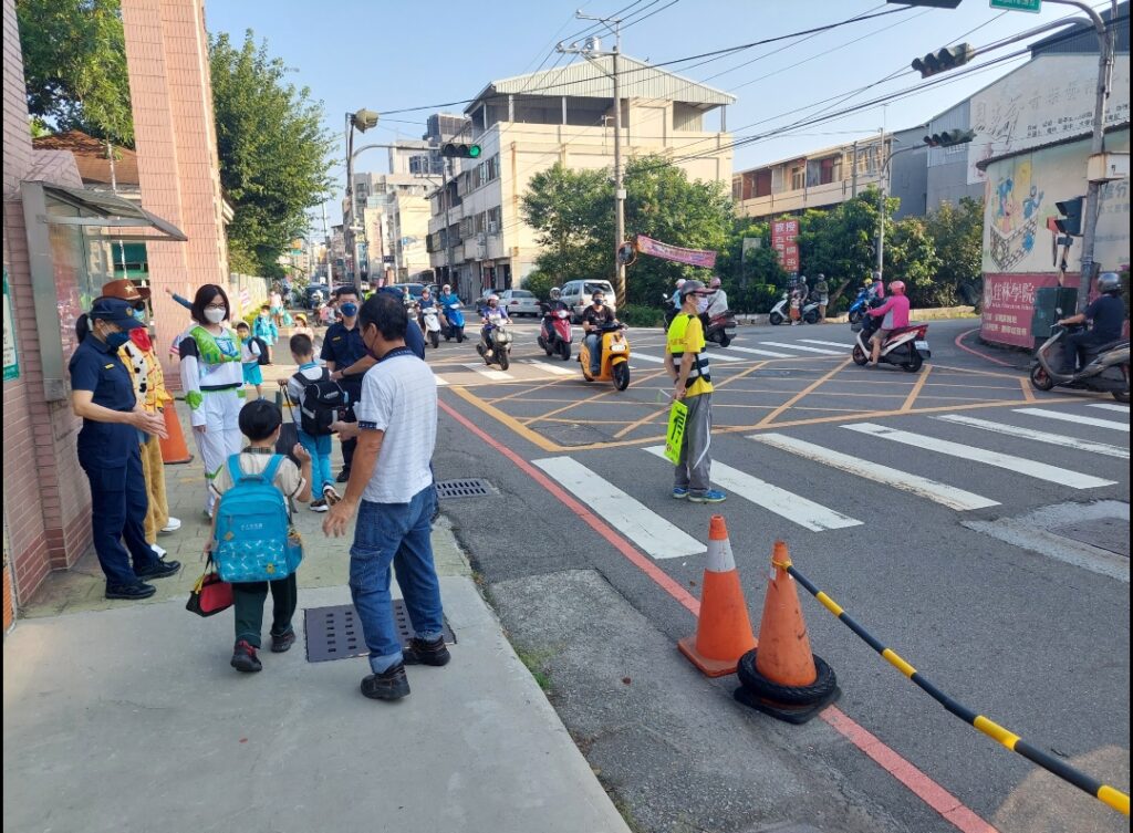 文雅國小開學日啟動護童專案  大雅警校長家長會長Cosplay一起來護童