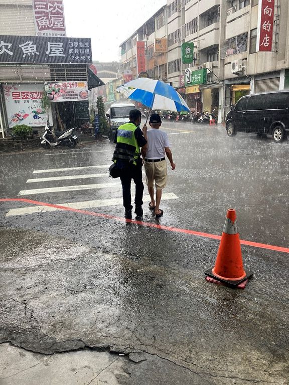 8旬失智翁迷路外送員沒辦法送請警察送