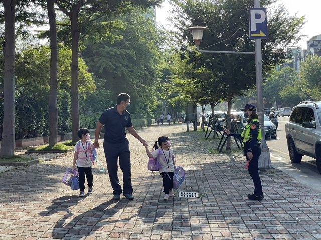 警察姐姐護童太吸睛小一新生萌問：可以跟你回家嗎