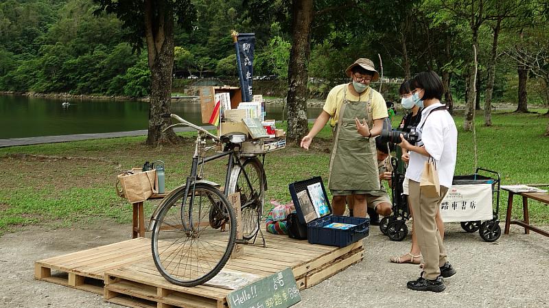 潭邊的腳踏車書店 圖片來源:花蓮林區管理處