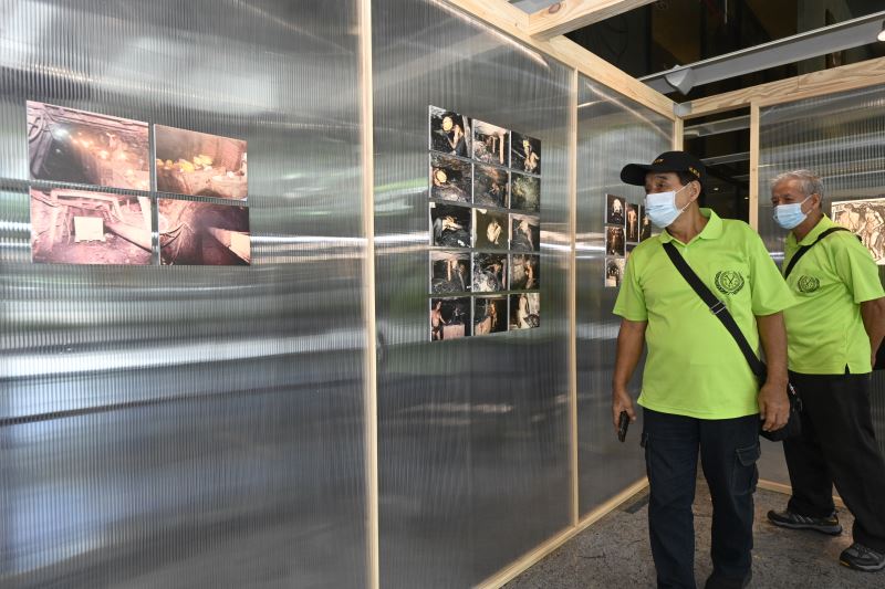 國美館和猴硐礦工文史館合作並商借珍貴的礦工工作照片，於現場與洪瑞麟的畫作共同展出，猴銅礦工文史館退休礦工周朝南（左）駐足欣賞