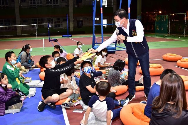 東勢禾埕球場　中市客委會夜間電影院吸引150人觀賞