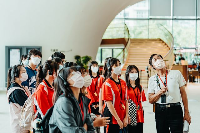 《愛麗絲》跳進兔子洞 歌劇院邀學子　藝起進劇場