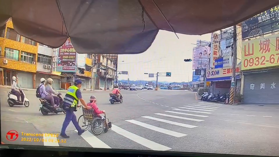 老婦獨自推輪椅外出看診 暖心員警助看診