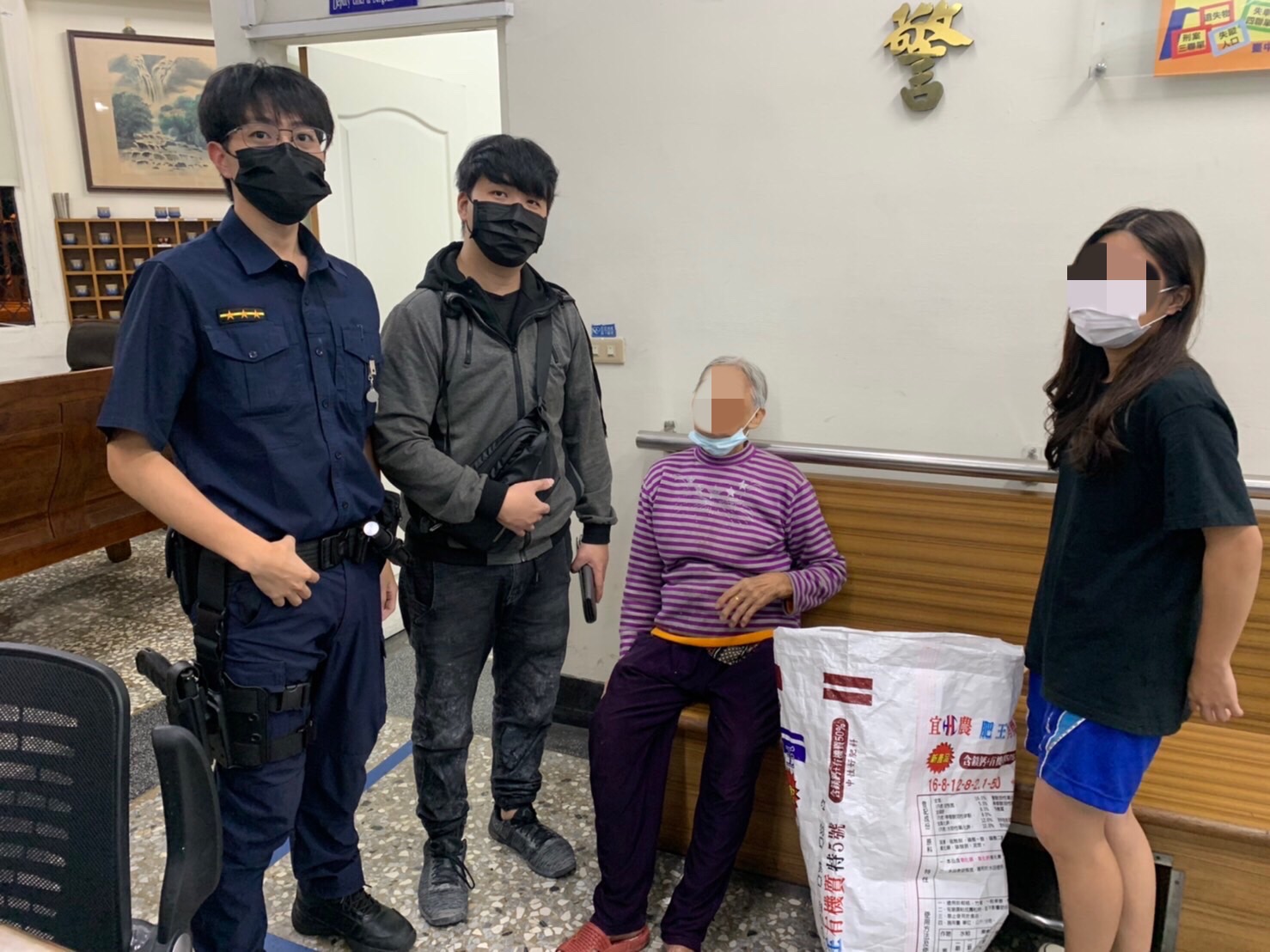 無助高齡嬤外出迷途街頭 警透過橫向聯繫神速助返家