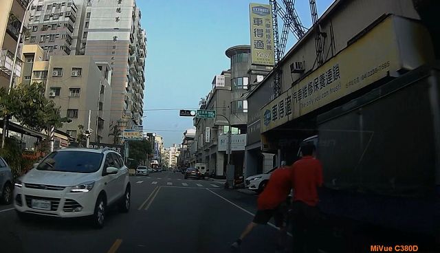 這不是碰瓷車禍　車輛卸載貨要小心