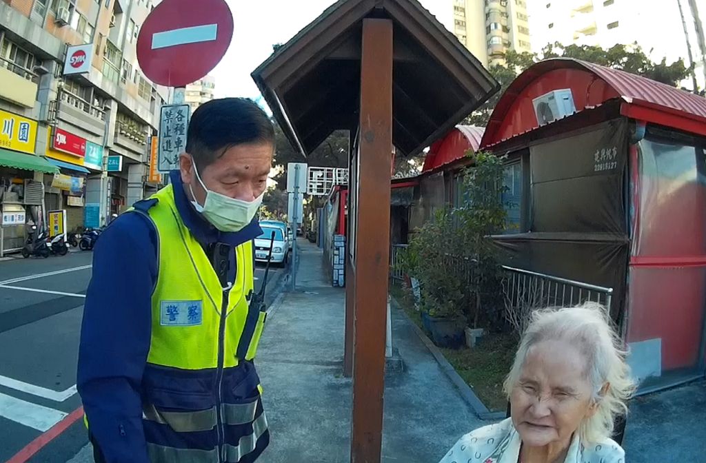 85歲老婦迷途帶警逛市場　熱心民眾指引返家之路