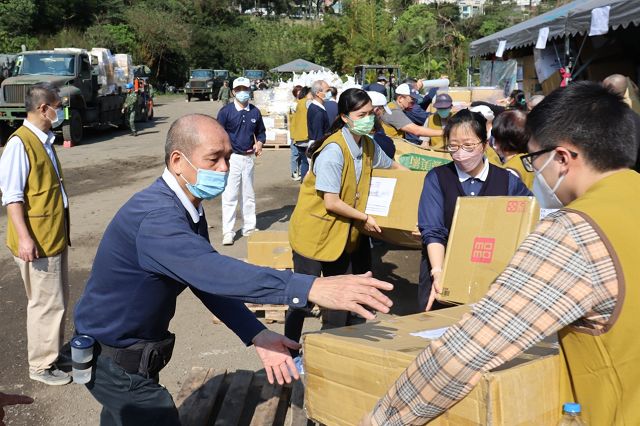 國軍載運台灣援助　土國賑災物資上路民眾感動