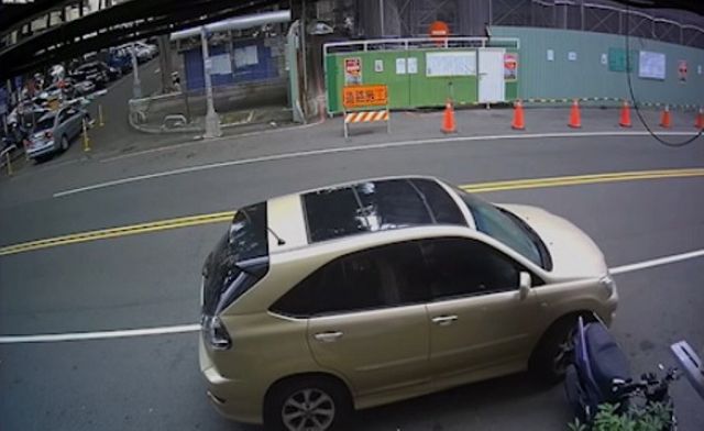 停車自認沒碰倒機車　警播影像立改口處理