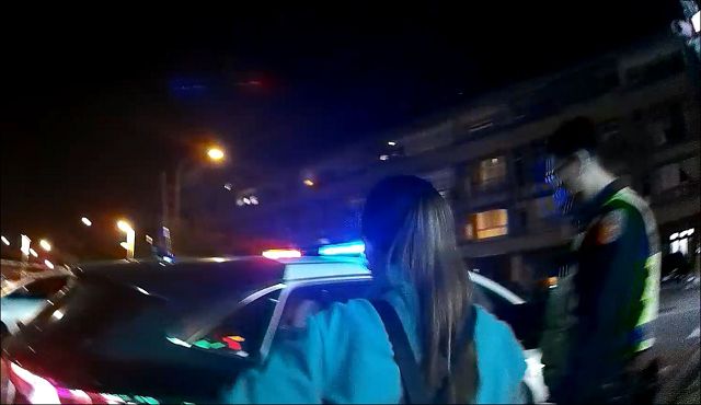 關心夜晚趴睡女子　巡警竟查獲通緝犯