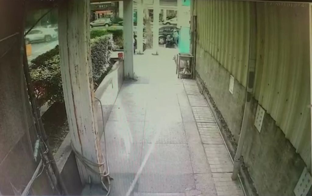 撞倒機車拭去擦損後逕離 警調監視器依法開罰 撞倒機車拭去擦損後逕離 警調監視器依法開罰